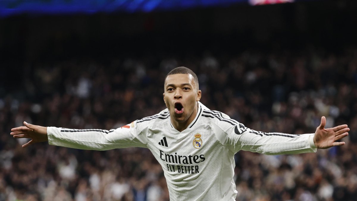 El delantero francés del Real Madrid Kylian Mbappé celebra uno de sus goles a Las Palmas. EFE/ Sergio Pérez