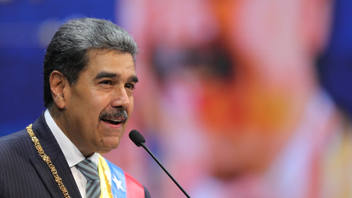 Fotografía cedida por el Palacio de Miraflores del líder chavista, Nicolás Maduro, durante un acto de gobierno, en Caracas (Venezuela). EFE/ Palacio De Miraflores