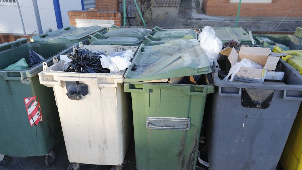 Distintos contenedores de basura. archivo