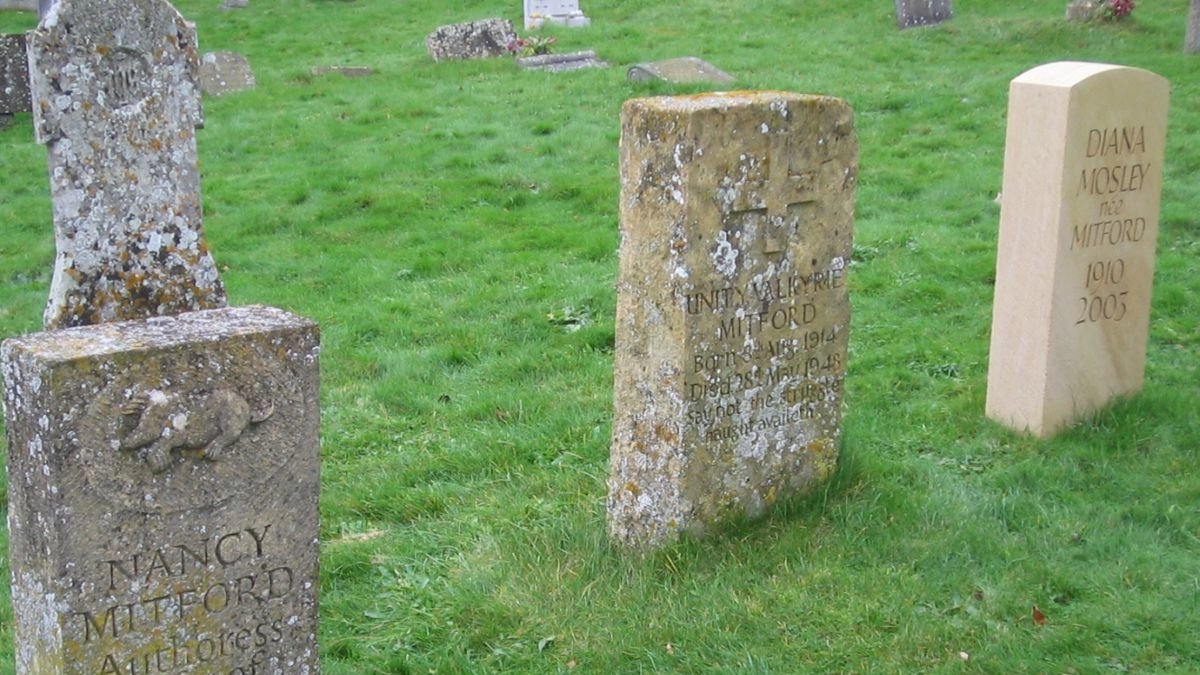 La tumba de Unity Mitford, en el centro, en el cementerio de una iglesia inglesa. wikimedia commons
