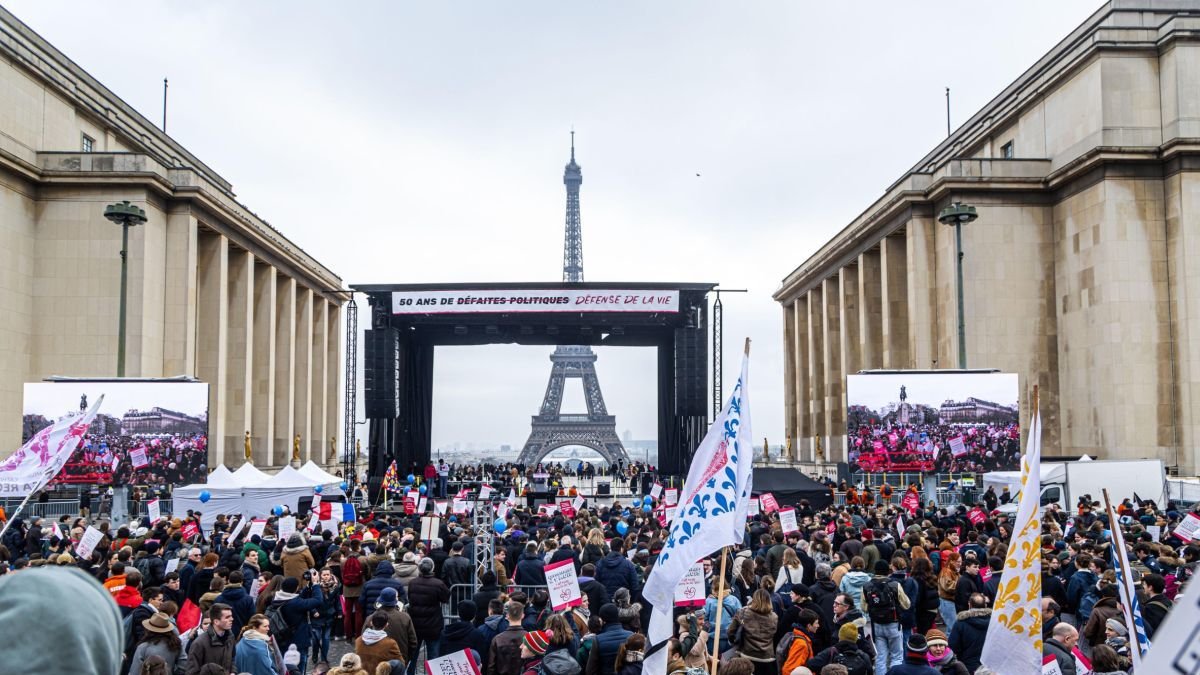 Activistas pro-aborto en Trocadero, junto a la Torre Eiffell, antes de la Marcha por la Vida. CHRISTOPHE PETIT TESSON