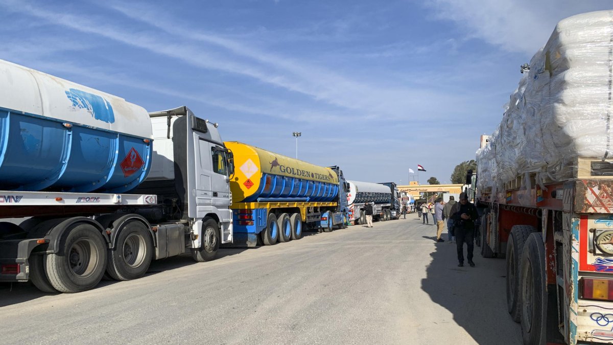 Imagen de cientos de camiones de la agencia de la ONU para los refugiados palestinos (UNRWA) listos para ingresar en la Franja de Gaza tras la entrada en vigor del alto el fuego. EFE/ Rosa Soto