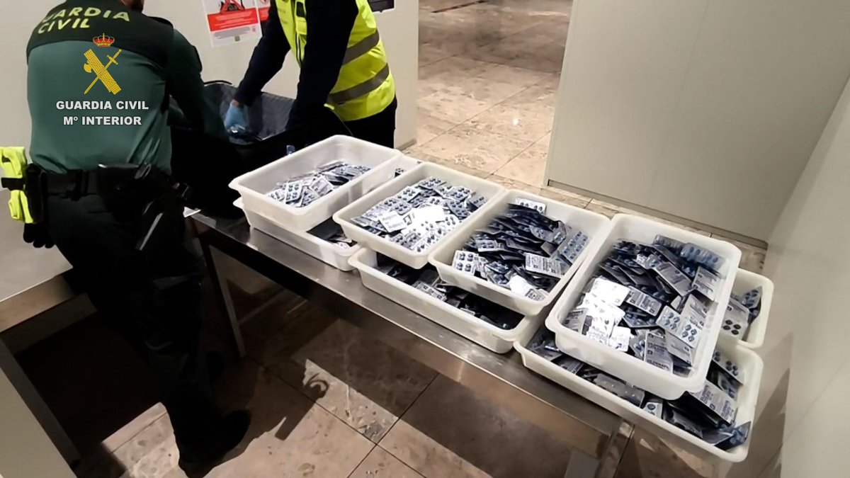 Una pasajera de 63 años procedente de la República Dominicana fue detenida en el aeropuerto de Alicante. EFE/ Guardia Civil