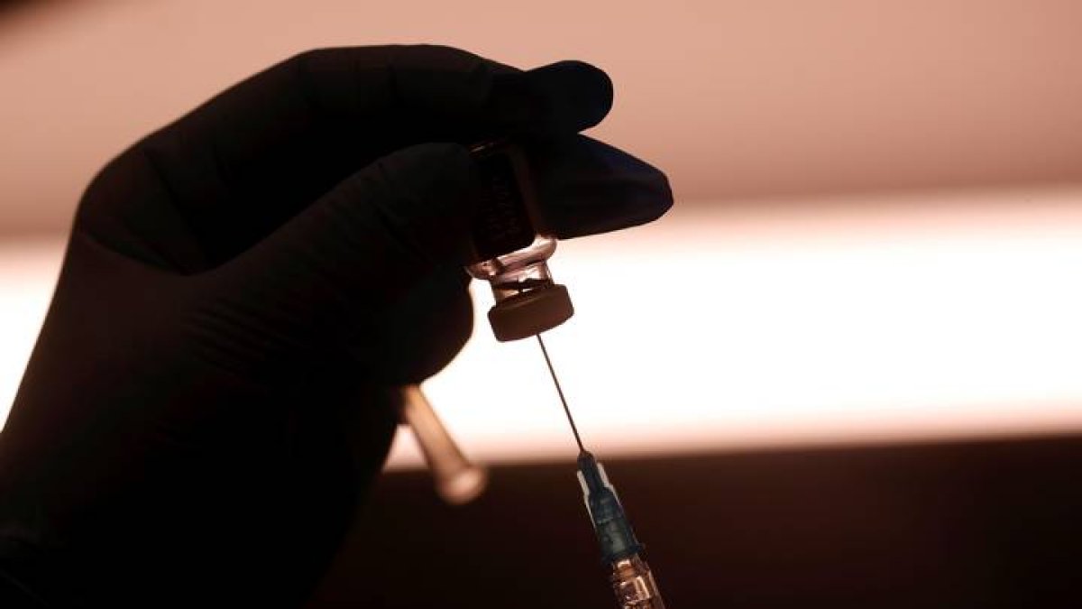 Una enfermera prepara una dosis de la vacuna contra el Covid-19. EFE/ Toms Kalnins.