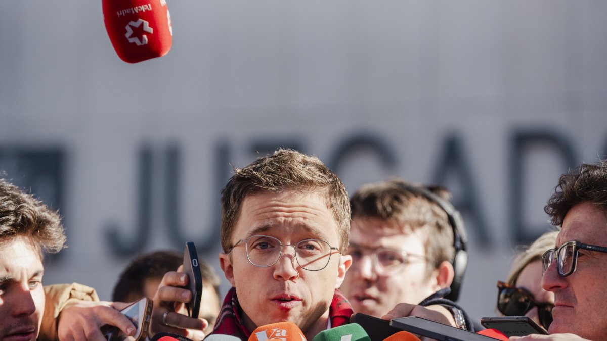 El ex portavoz de Sumar en el Congreso Iñigo Errejón ofrece declaraciones a los medios tras declarar en los juzgados de Plaza de Castilla, a 16 de enero de 2025, en Madrid (España).