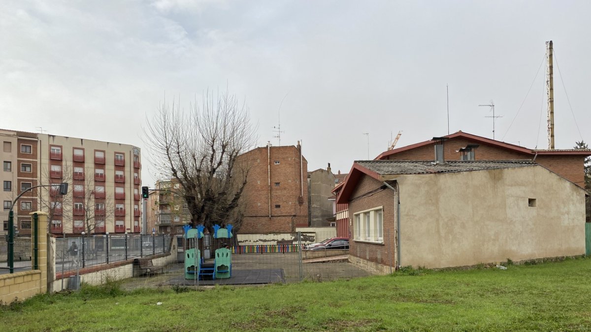 Solar junto al CEAS de la Serna de León.