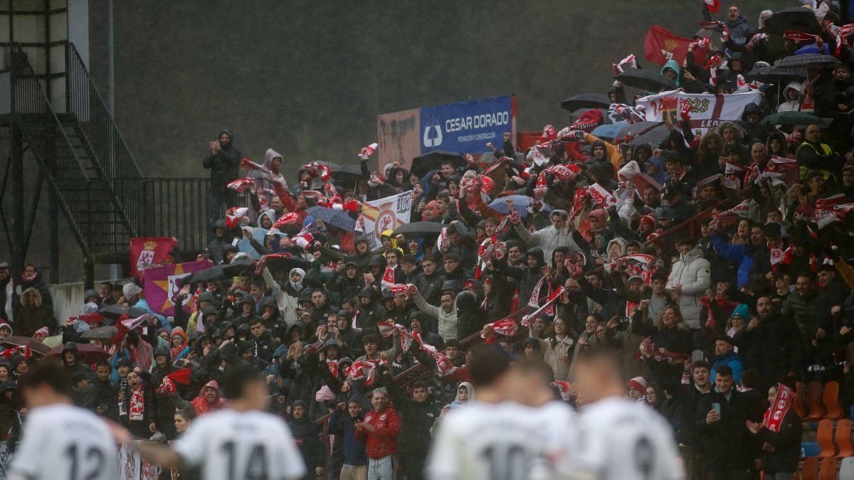 La afición culturalista se desplazó, se mojó y vibró con su equipo de fútbol en el Anxo Carro de Lugo. CARLOS CASTRO