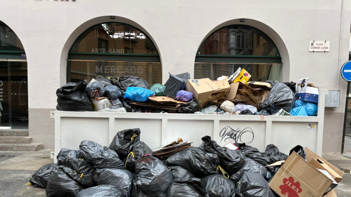 Acumulación de bolsas de basura tras el fin de semana en el entorno del Mercado del Conde Luna.