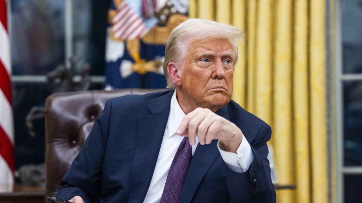 El presidente de EEUU, Donald Trump, firma numerosas órdenes ejecutivas en su primer día en el Despacho Oval de la Casa Blanca, en Washington