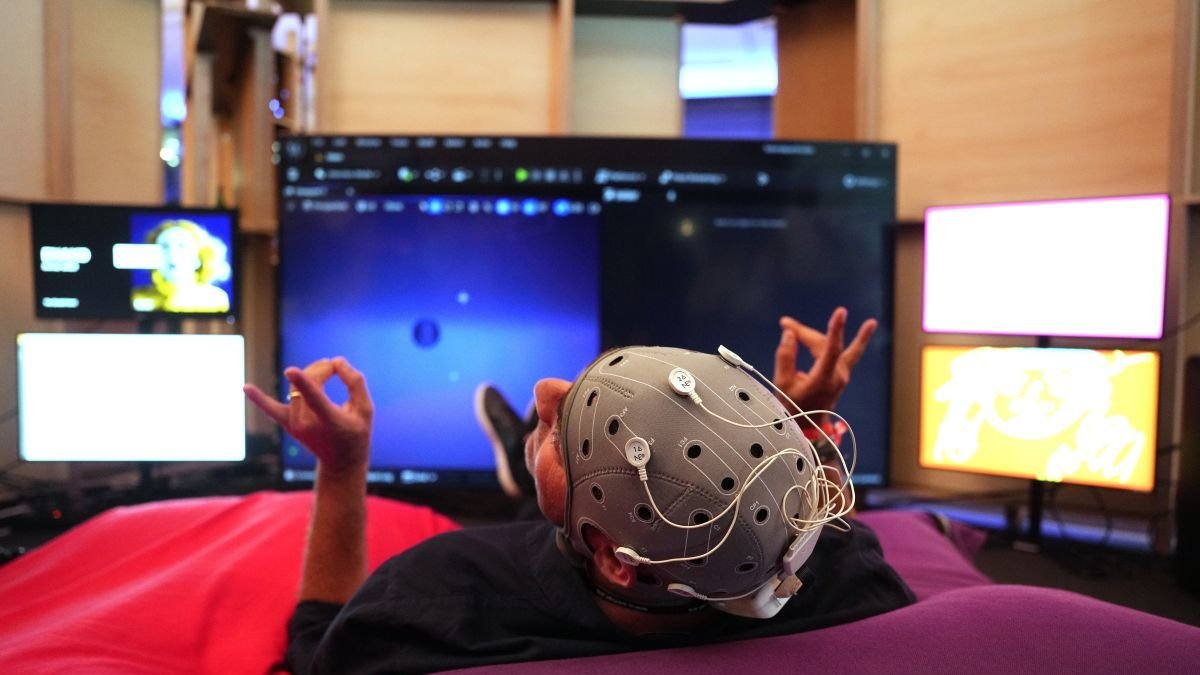 Una persona interactúa con una interfaz afectiva cerebro-ordenador impulsada por la IA. alejandro garcía