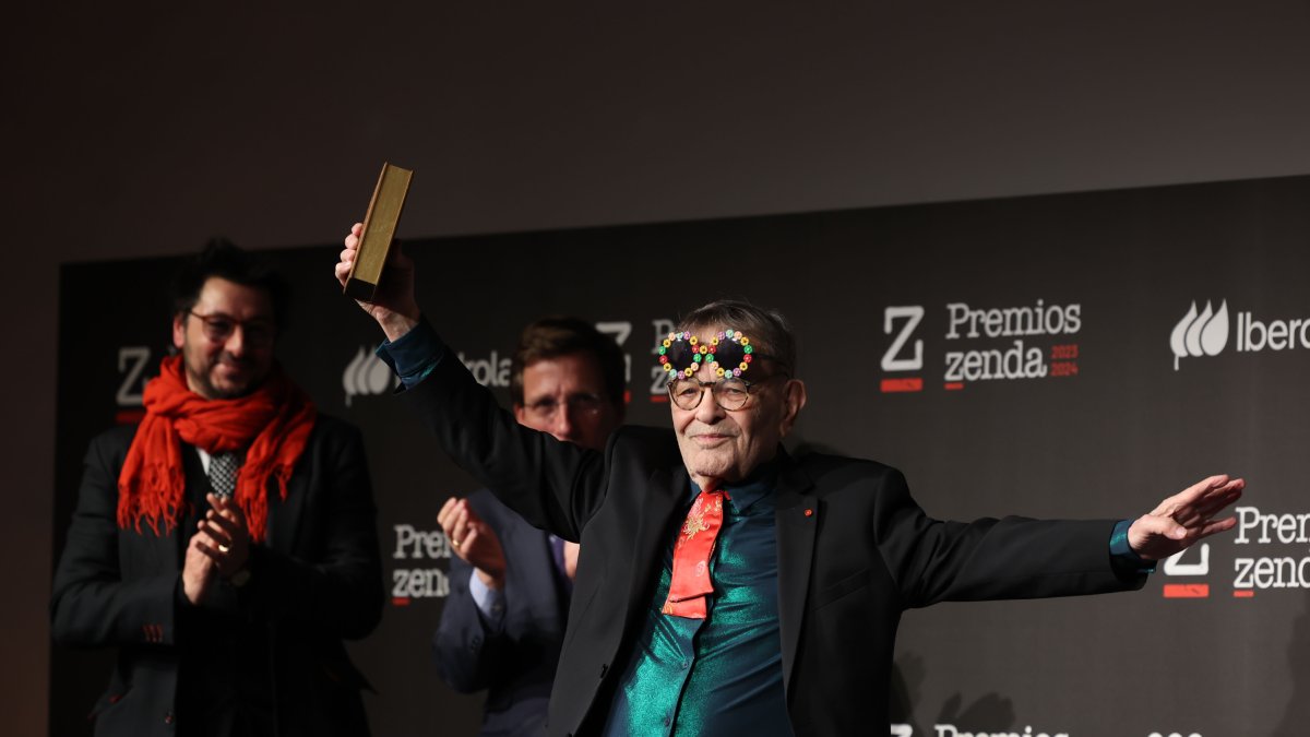 El dramaturgo y poeta Fernando Arrabal recibe el Premio Zenda de Honor durante la entrega de los Premios Zenda, este martes en la Real Fábrica de Tapices, en Madrid. KIKO HUESCA