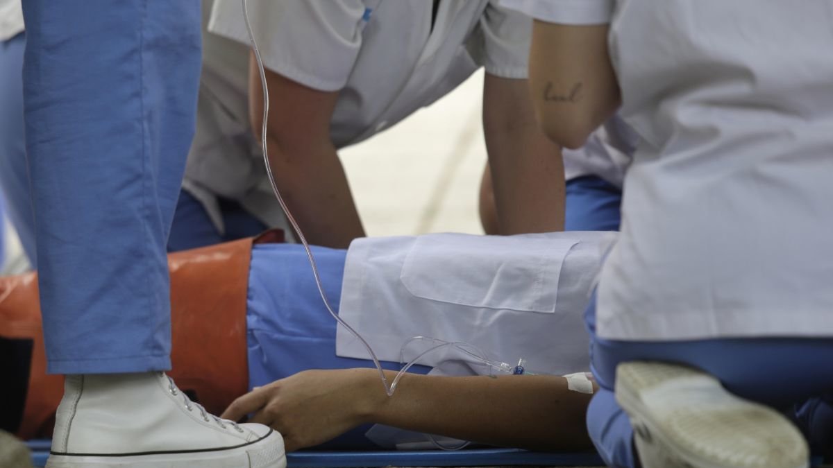 Alumnos de Ciencias de la Salud durante unas prácticas ante su facultad. fernando otero