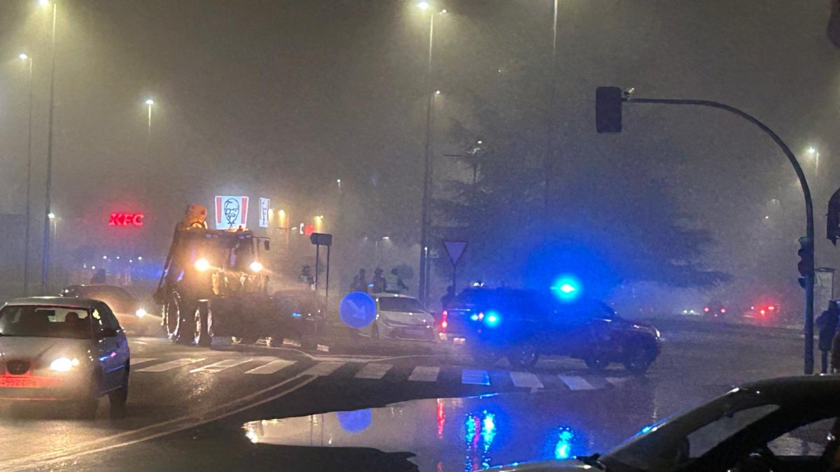 Zona afectada por el reventón de una tubería en León.