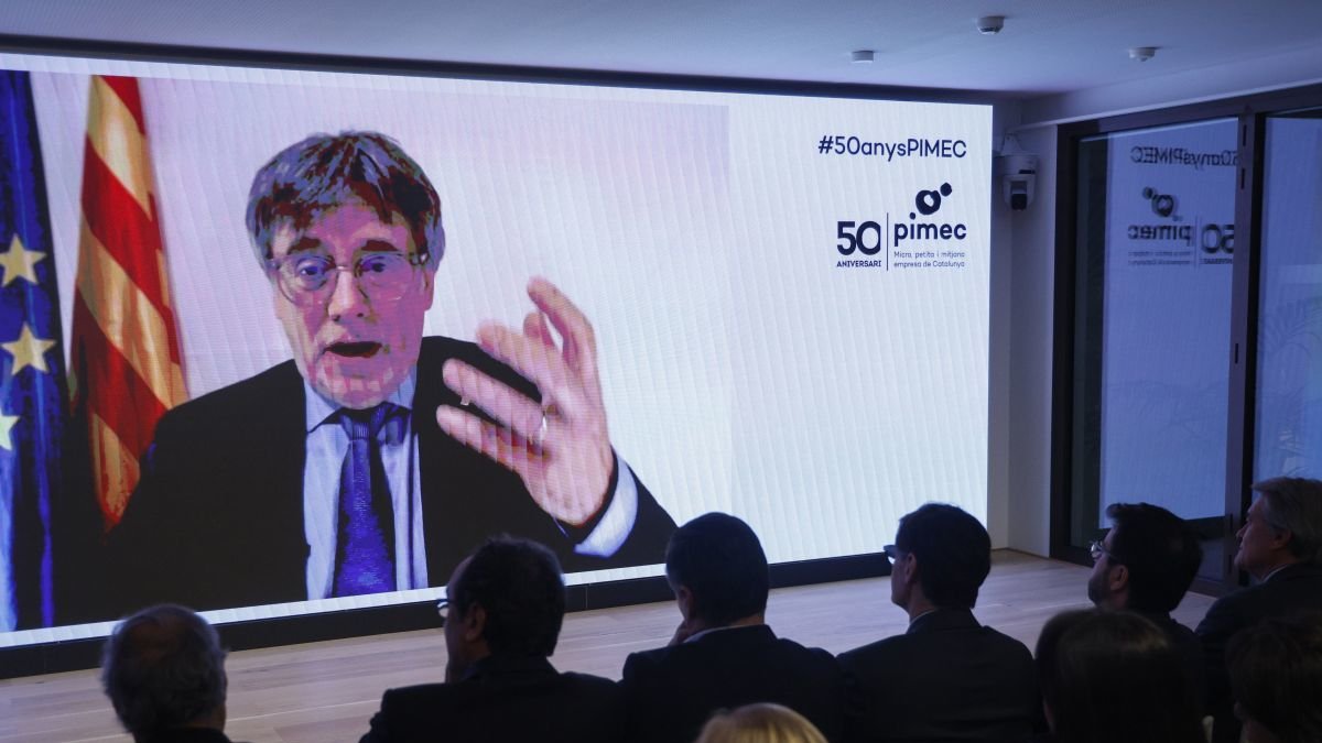 Puigdemont participa por videoconferencia en la clausura del acto del 50 aniversario de las pymes catalanas. QUique García