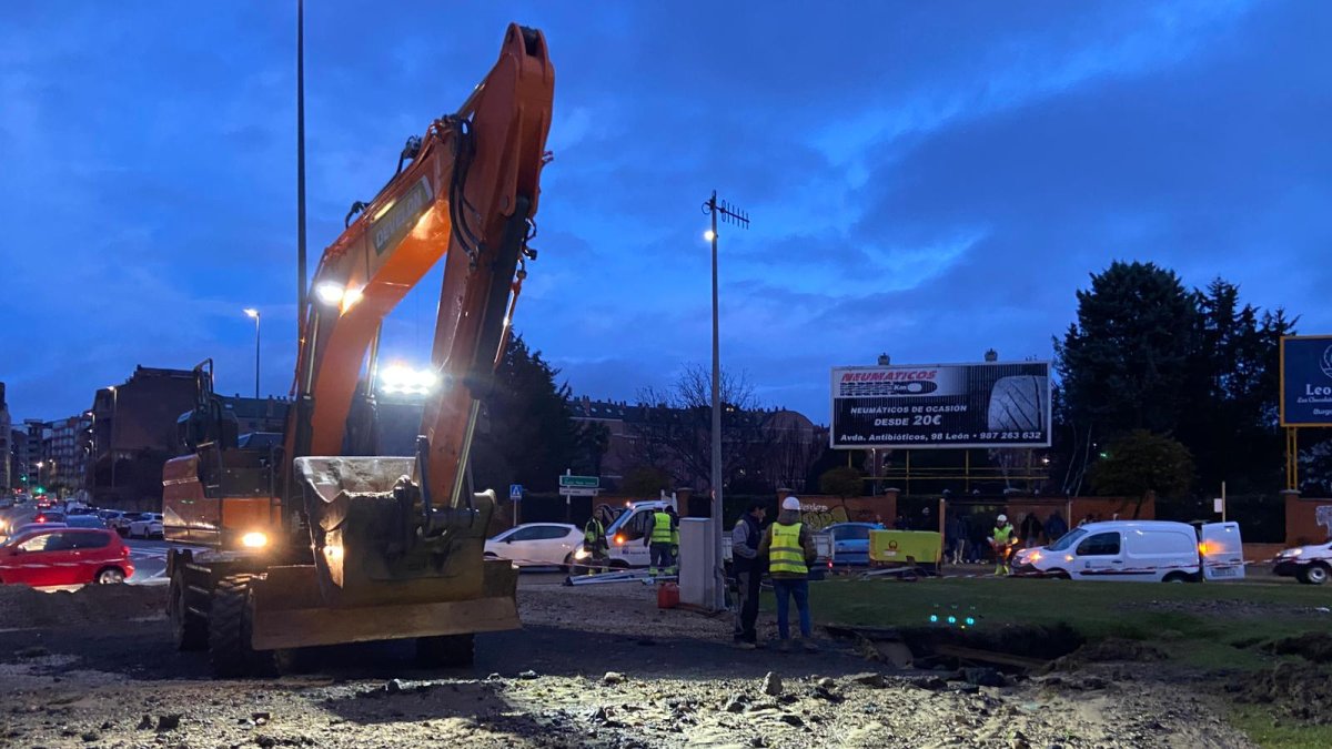 Los operarios de Aguas de León han trabajado durante toda la noche para reparar la avería y limpiar la zona de agua.