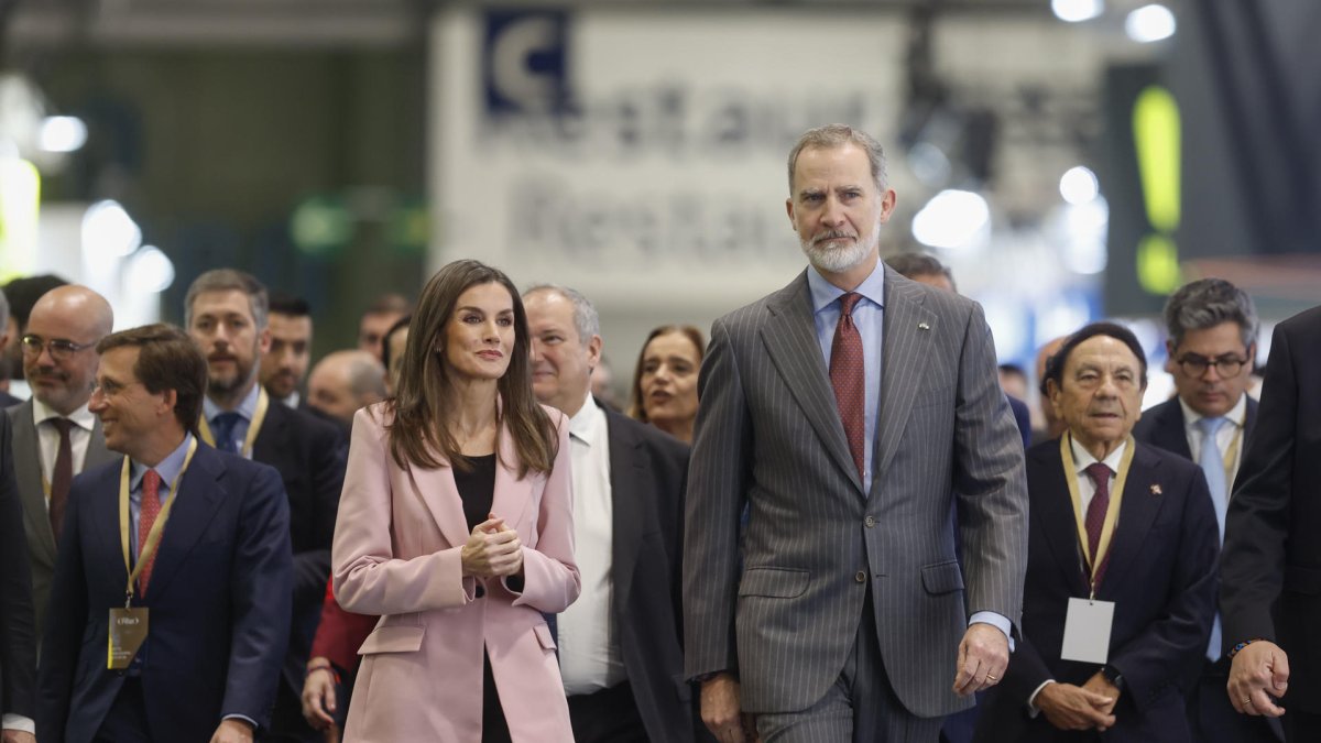 Los reyes de España, Felipe y Letizia, acompañados de ministros, representantes de comunidades autónomas y de ayuntamientos, inauguran este miércoles la 45 edición de Fitur,.