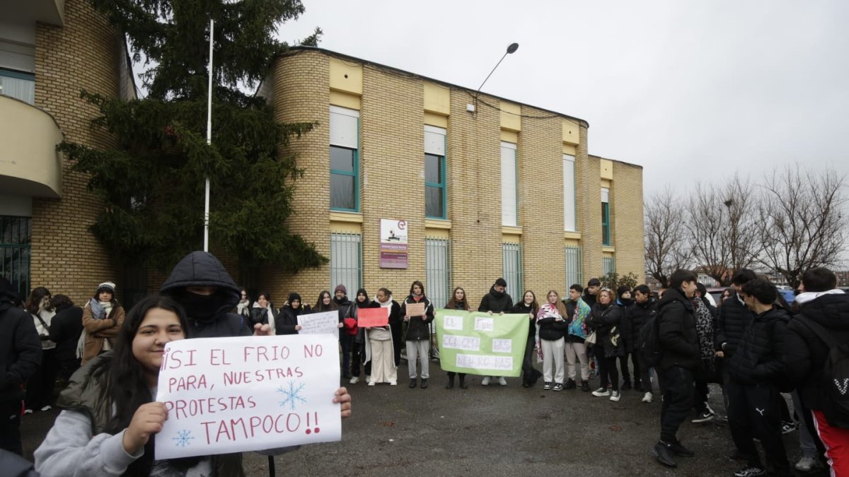 Protesta con mantas en el García Bellido para denunciar el frío en las aulas