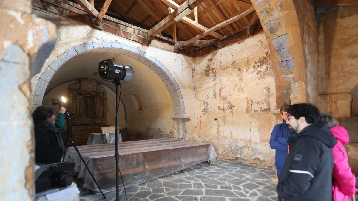Técnicos del Centro de Restauración, este miércoles en la iglesia. luis de la mata