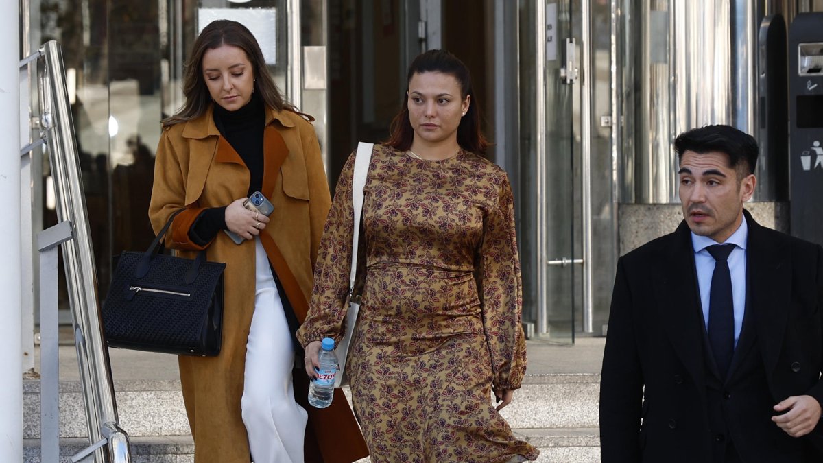 La actriz Elisa Mouliaá tras declarar ante el juez Adolfo Carretero por su denuncia contra Errejón. 