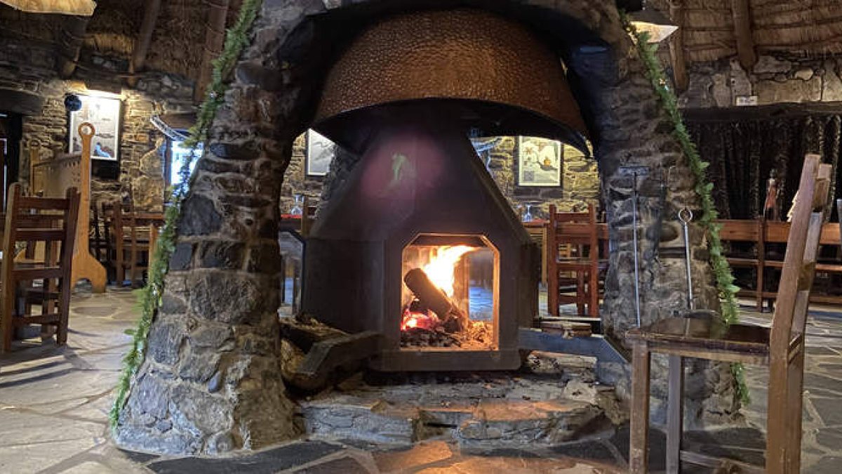 Una chimenea de estilo tradicional calienta una instalación en pleno invierno.  R.A.O.R.P.