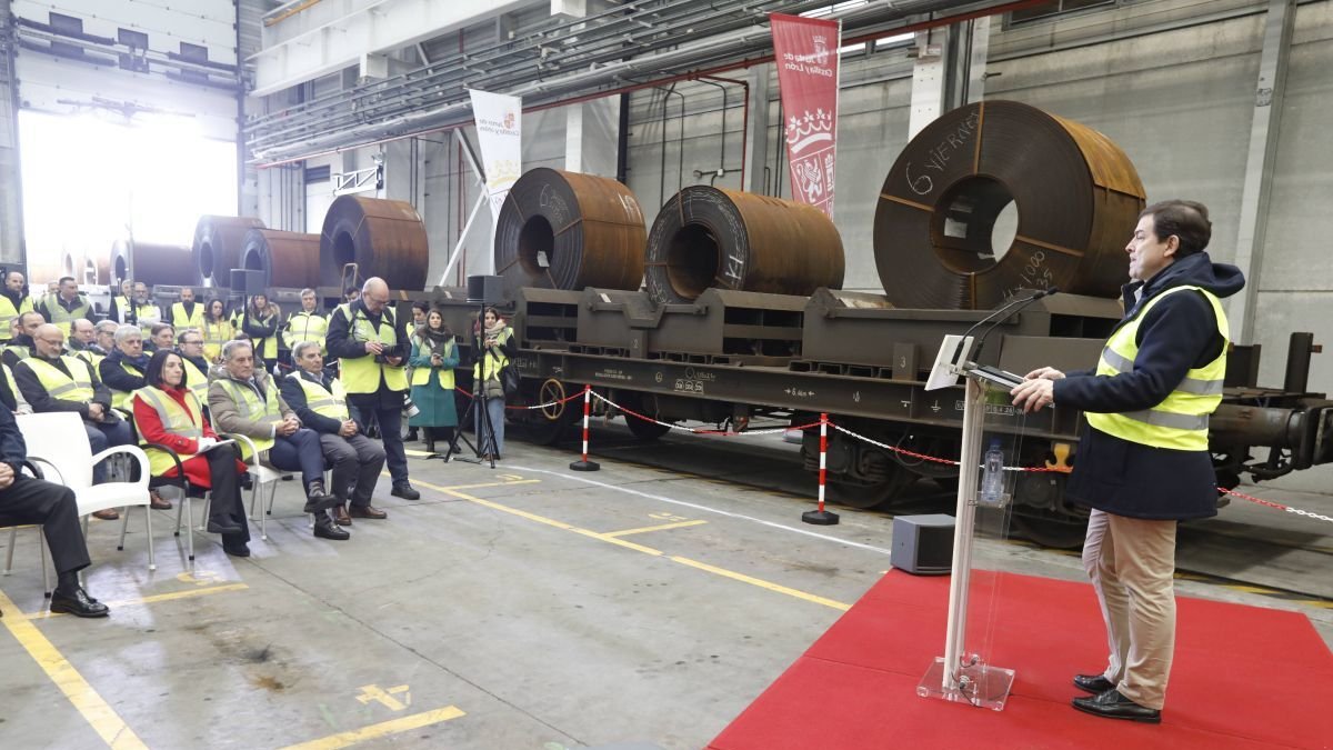 Fernández mañueco, durante su intervención en la factoría de León Coated, ante el ramal ferroviario. ramiro