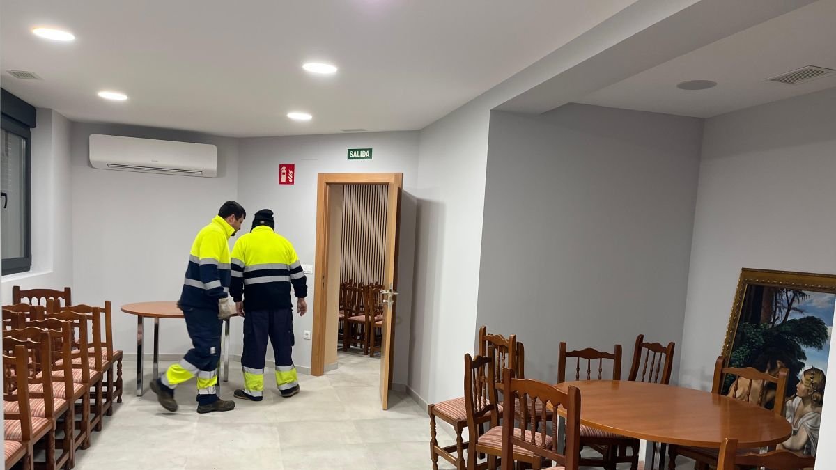 Operarios del Ayuntamiento trabajando en la apertura del Espacio del Mayor. dl