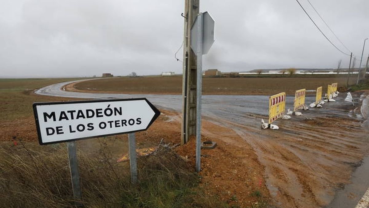 Carretera asfaltada entre Matadeón y Matanza de los Oteros. ramiro