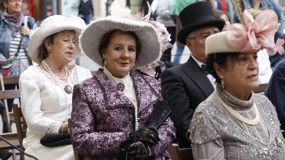 Asistentes a la feria modernista que organiza Botines en el mes de septiembre.