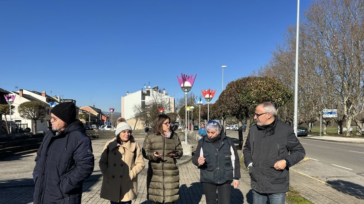 Olegario Ramón, con la pedánea de Columbrianos. dl
