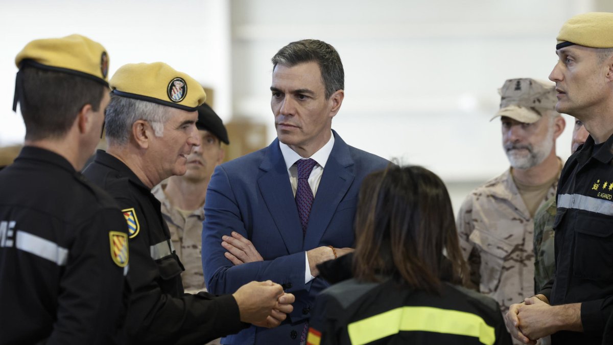 El presidente del Gobierno, Pedro Sánchez, durante su visita a las unidades del Ejército que colaboran en la ayuda y reconstrucción.