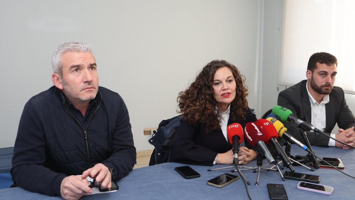 Los alcaldes de Igüeña, Bembibre y Noceda del Bierzo el día que comparecieron ante los medios de comunicación para defender el proyecto de Repsol.
