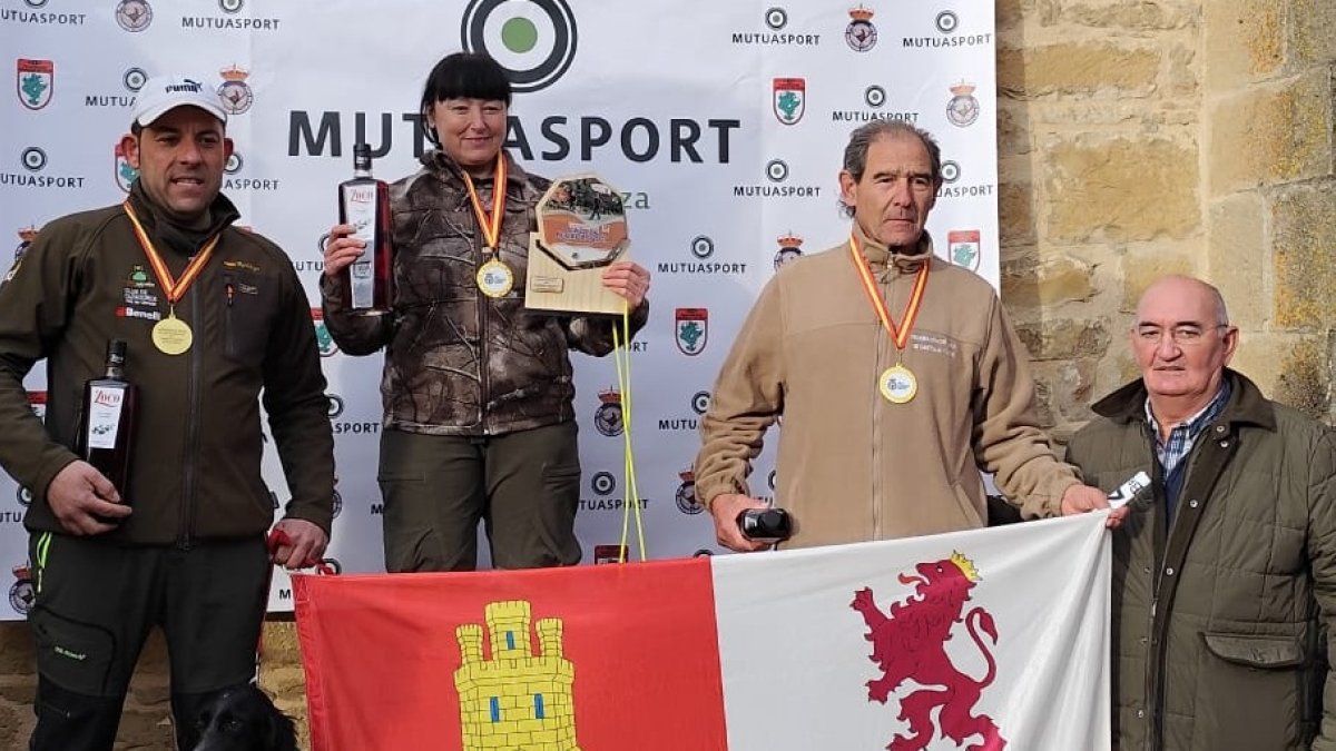 Juan Carlos Domínguez, a la derecha, en lo alto del podio por equipos.