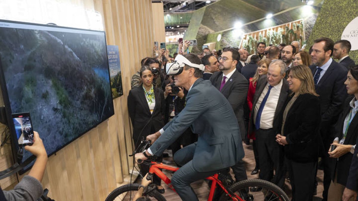 El presidente del Gobierno, Pedro Sánchez, en la Feria Internacional de Turismo, Fitur, este viernes.