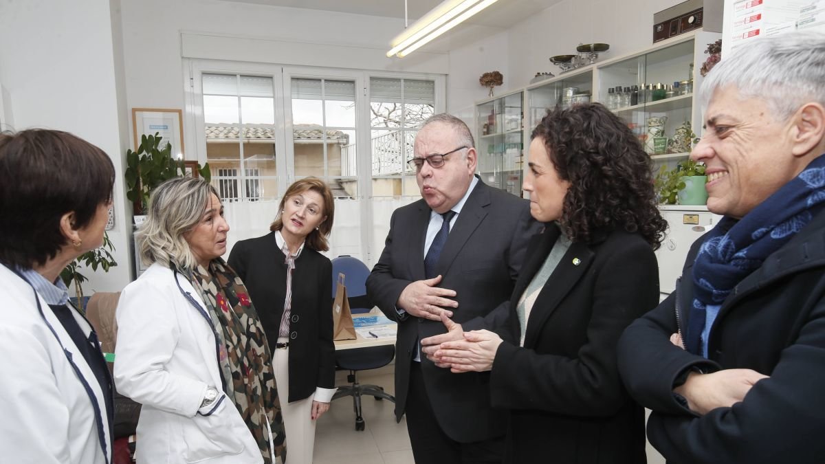 Alejandro Vázquez con la presidenta del Concyl, Engracia Pérez, el delegado Eduardo Diego y las farmacéuticas de Toral. ángelopez