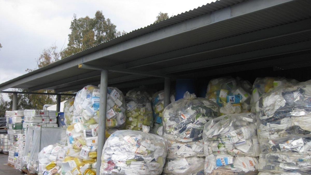 Planta de reciclaje de envases. dl