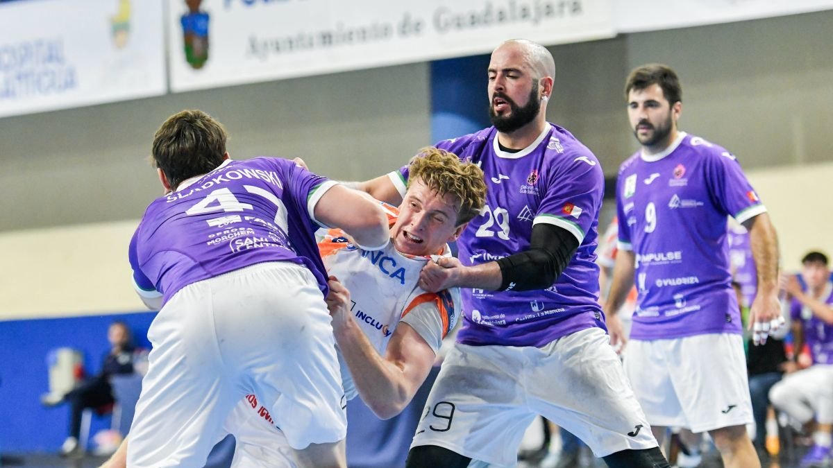 El Ademar se impuso en la pista del Guadalajara. lof