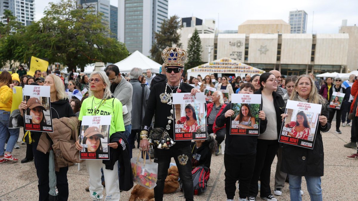 Personas observan en Tel Aviv una transmisión en vivo en una pantalla grande la liberación de cuatro soldados israelíes secuestradas, quienes están siendo entregadas por Hamás a la Cruz Roja, el 25 de enero de 2025. EFE/EPA/ABIR SULTAN