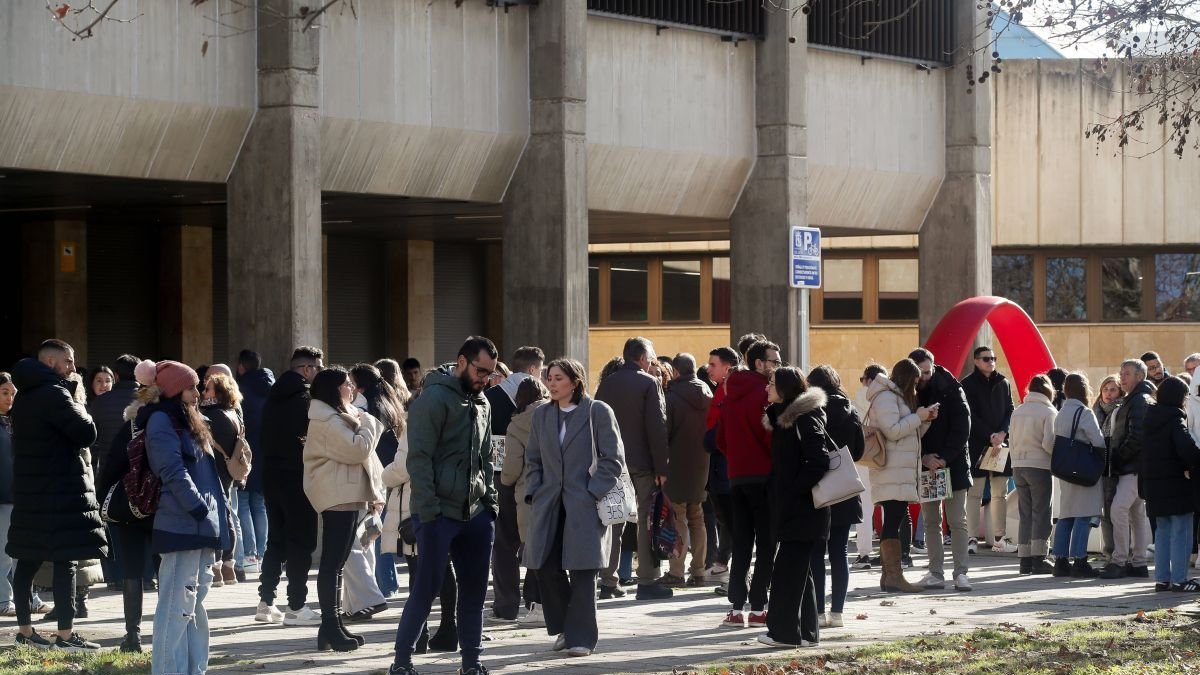 El ambiente a las puertas de la facultad de Derecho era de nervios y esperanza para logran una plaza de FSE. ángelopez