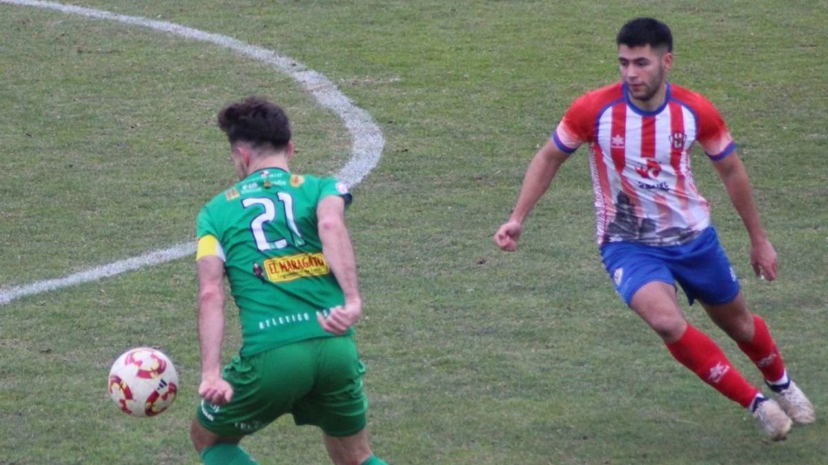 Ivi Vales intenta controlar el balón ante un rival. AINARA
