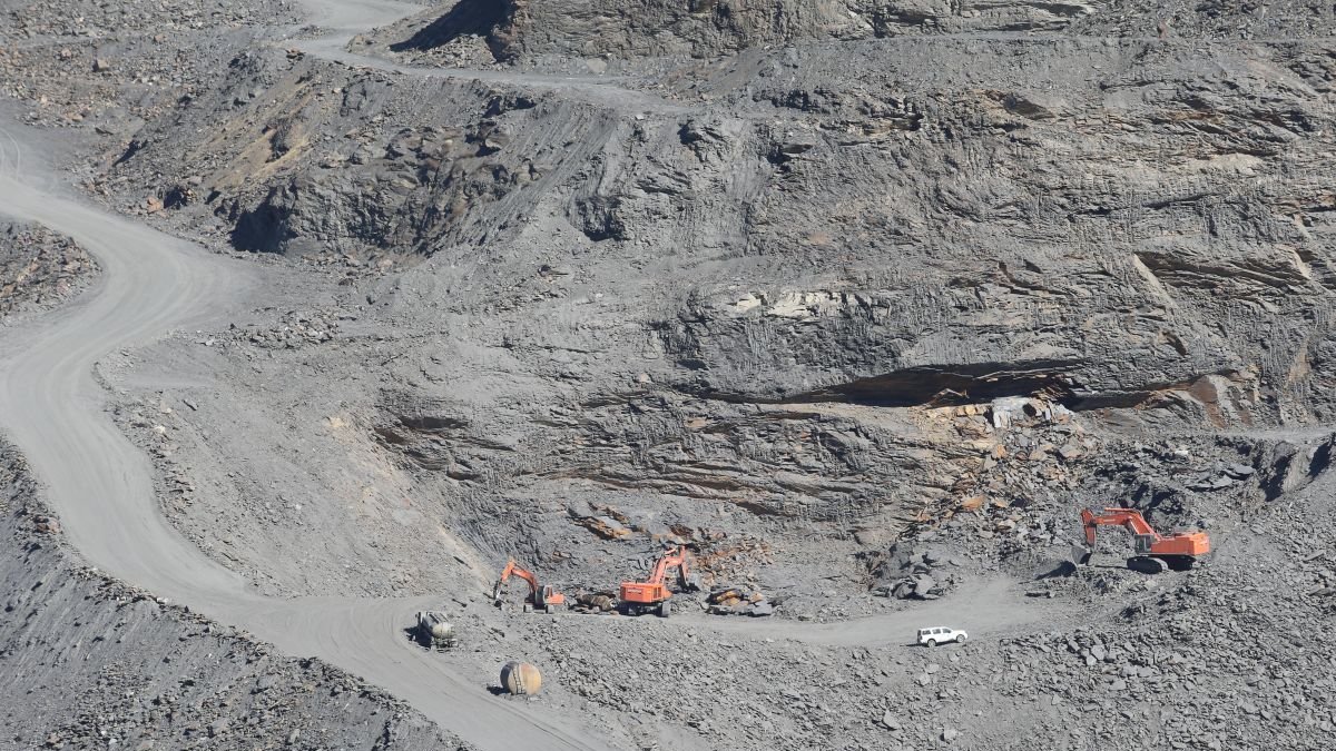 Cantera de pizarra en la zona del Bierzo, con maquinaria pesada para extraer el material que se manufactura en las naves. l. de la mata