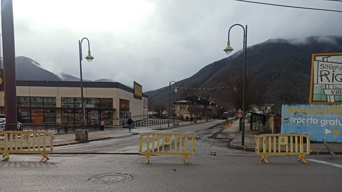 La Avenida del Bierzo cortada al tráfico por obras. araujo