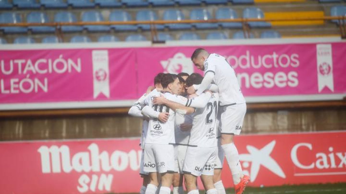 La Cultural celebra la victoria conseguida ante Unionistas en el Reino de León.