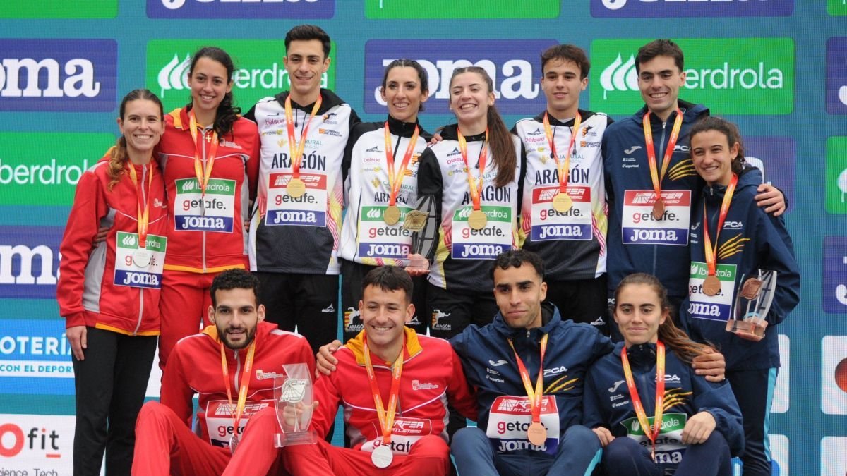 Blanca Fernández, a la izquierda, con su medalla de plata. RFEA