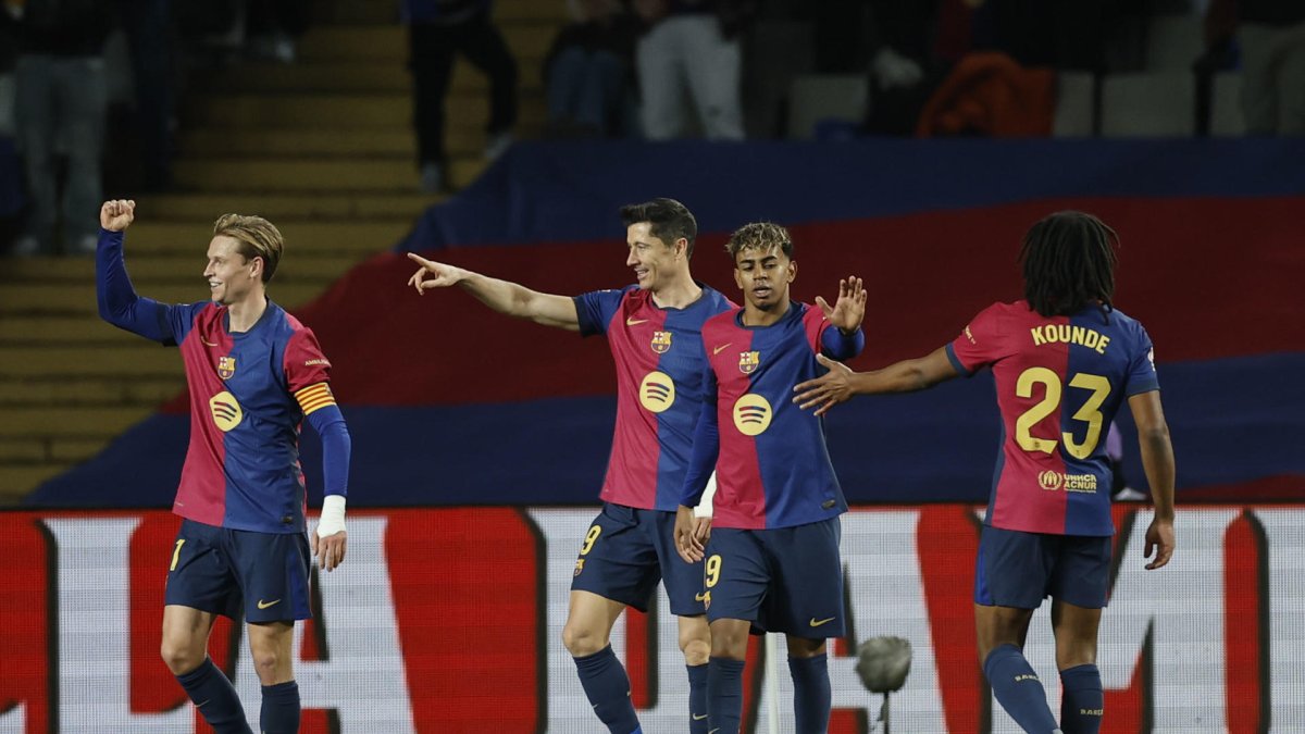 El delantero del FC Barcelona Robert Lewandowski (2i) celebra su gol durante el partido de la jornada 21 de LaLiga entre el FC Barcelona y el Valencia CF, este domingo en el Estadi Olímpic Lluís Companys. EFE/ Alberto Estévez