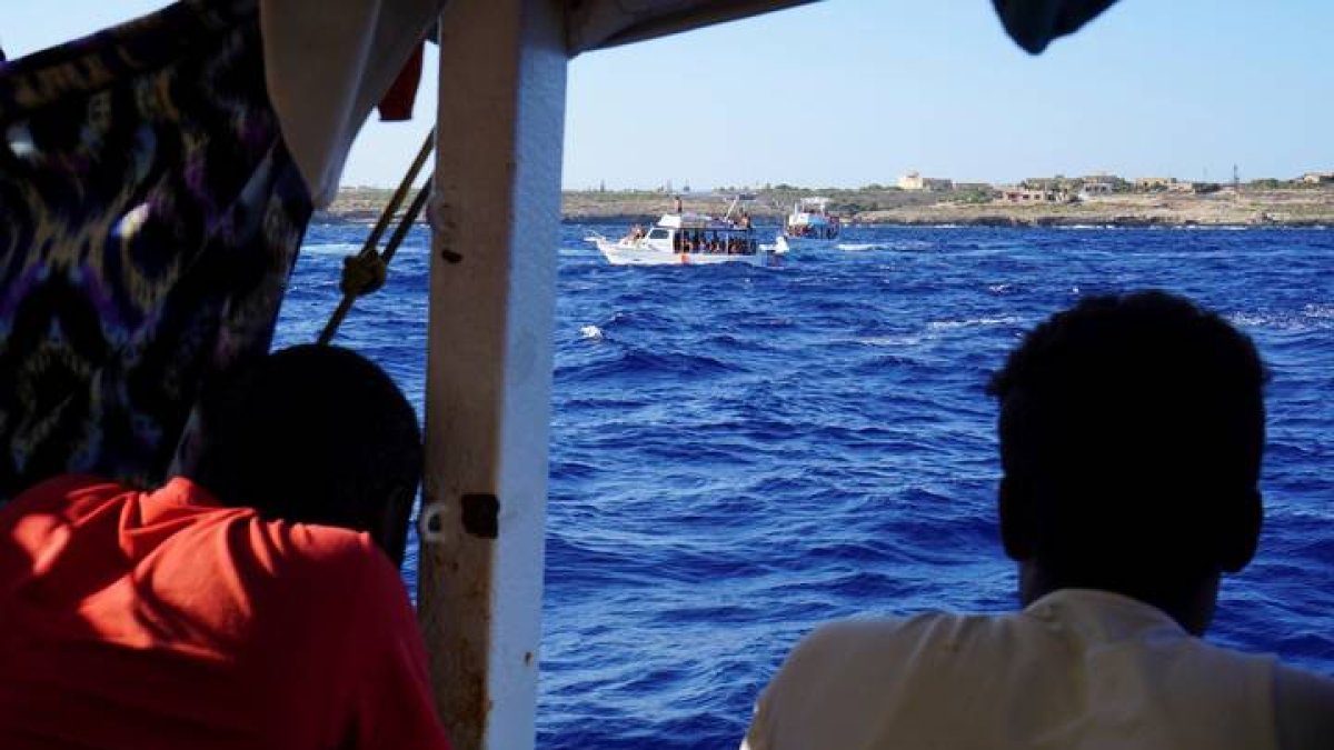 Migrantes en el interior de un barco.