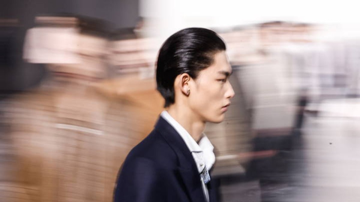 Un modelo presenta una creación del diseñador británico Kim Jones para Dior.