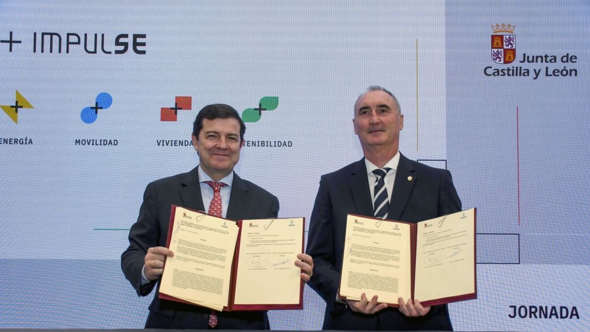 Alfonso Fernández Mañueco con el alcalde de Segovia, José Mazarías, ayer. Pablo Martín