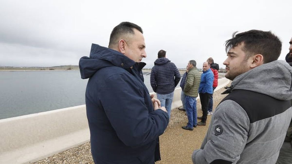 Primer día de las jornadas en la comunidad de Regantes Canal Alto de Villares. ramiro