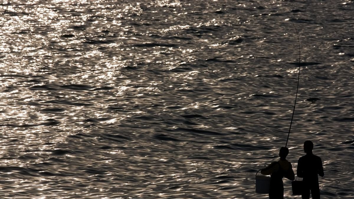 Dos jóvenes pescan en el mar Mediterráneo. Jorge Zapata