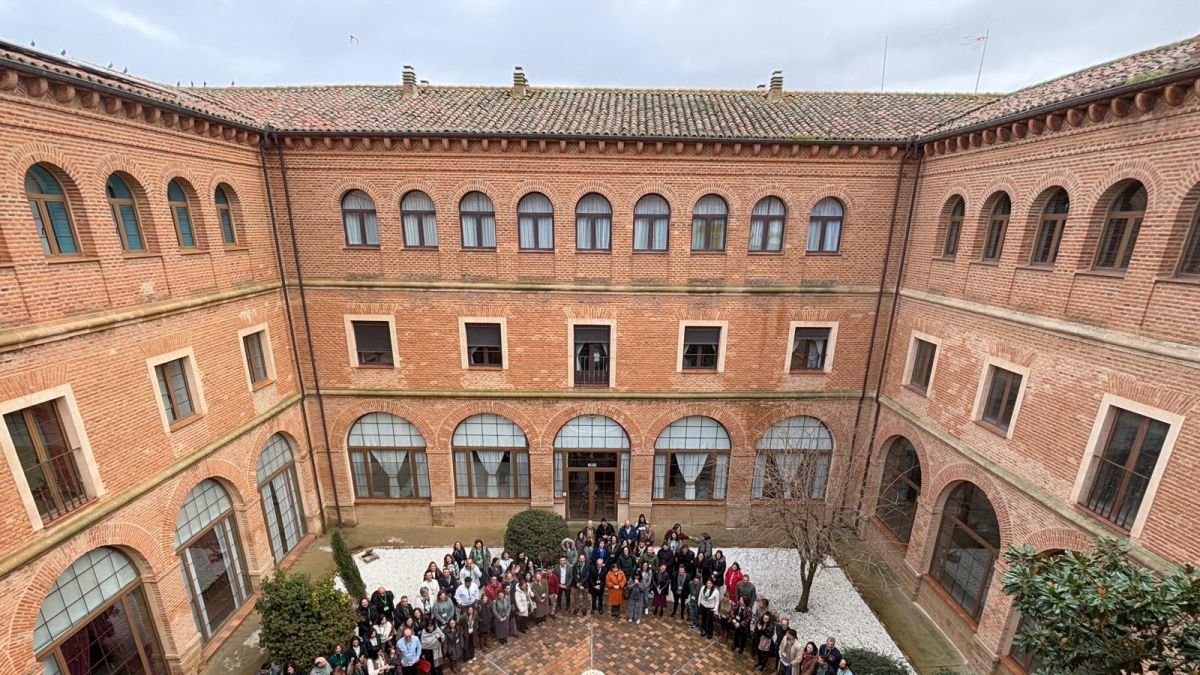 Los integrantes del congreso reunidos en el patio. dl